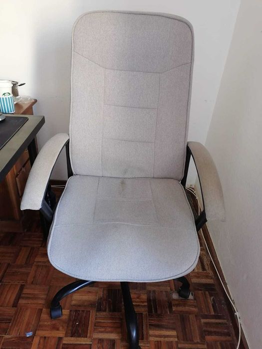 Cadeira de secretária usada