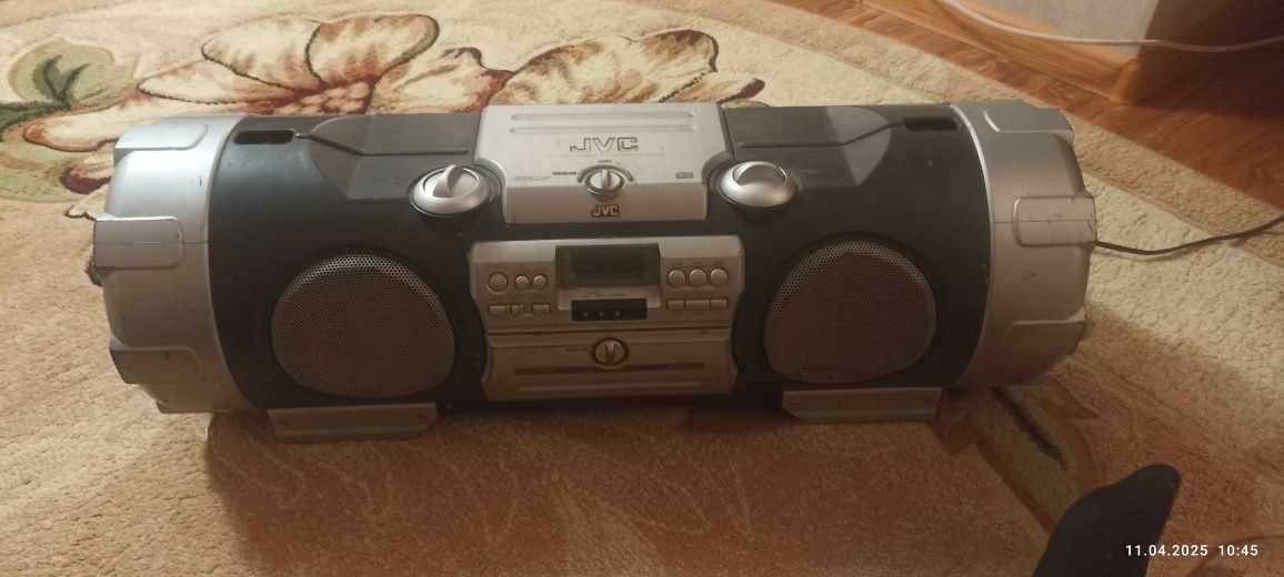 Продам бумбокс JVS