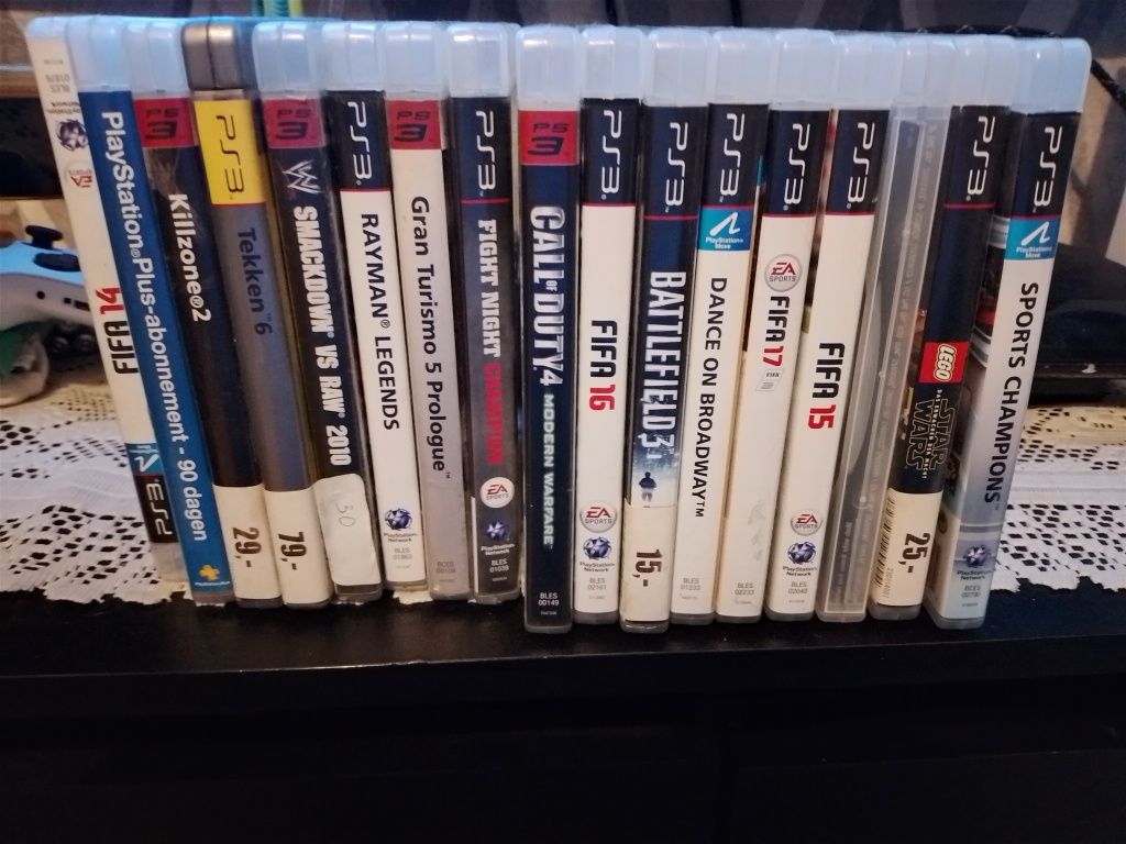 Sprzedam PlayStation 3 jedne pad plus  2move i kamerka +16 gier