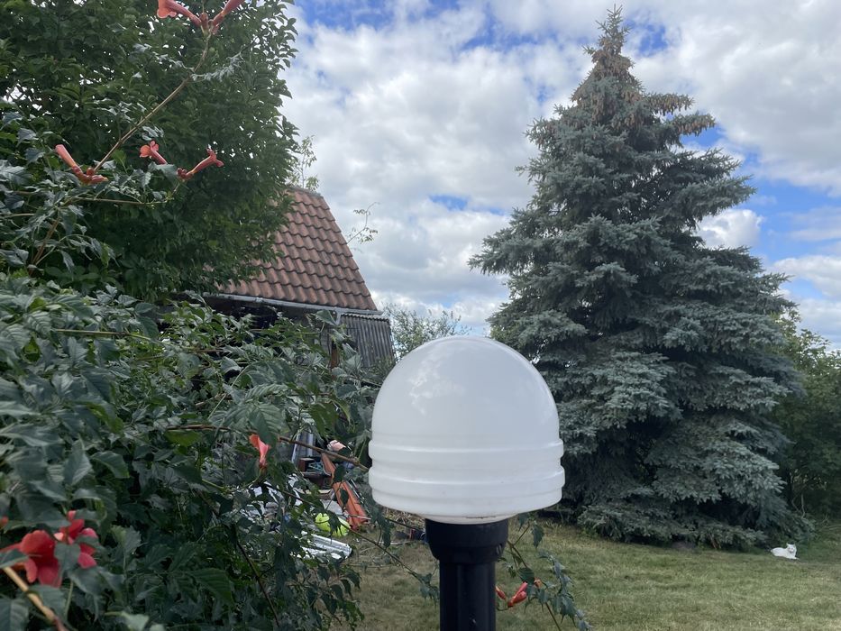 Продам будинок з басейном і підвалом на березі річки