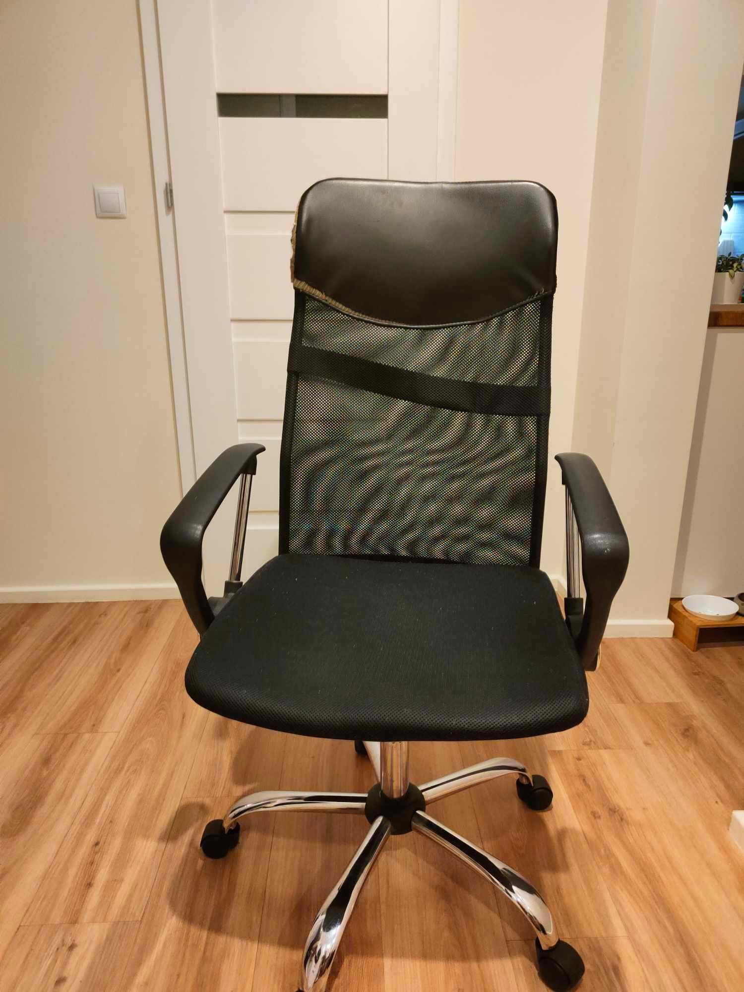 Krzesło biurowe czarne, uszkodzone