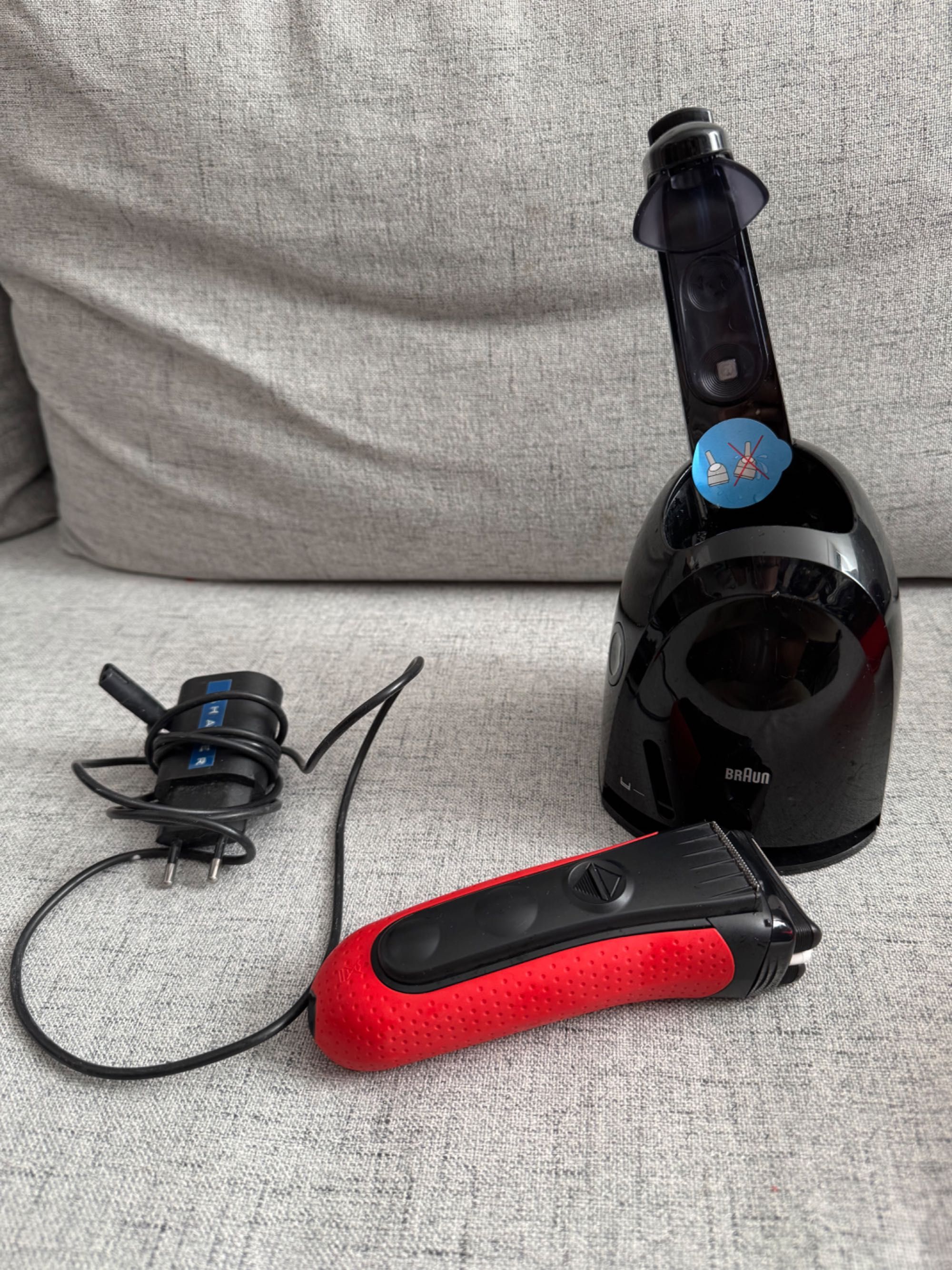 Golarka Braun Series 3 3050cc z bazą czyszczącą i ładującą