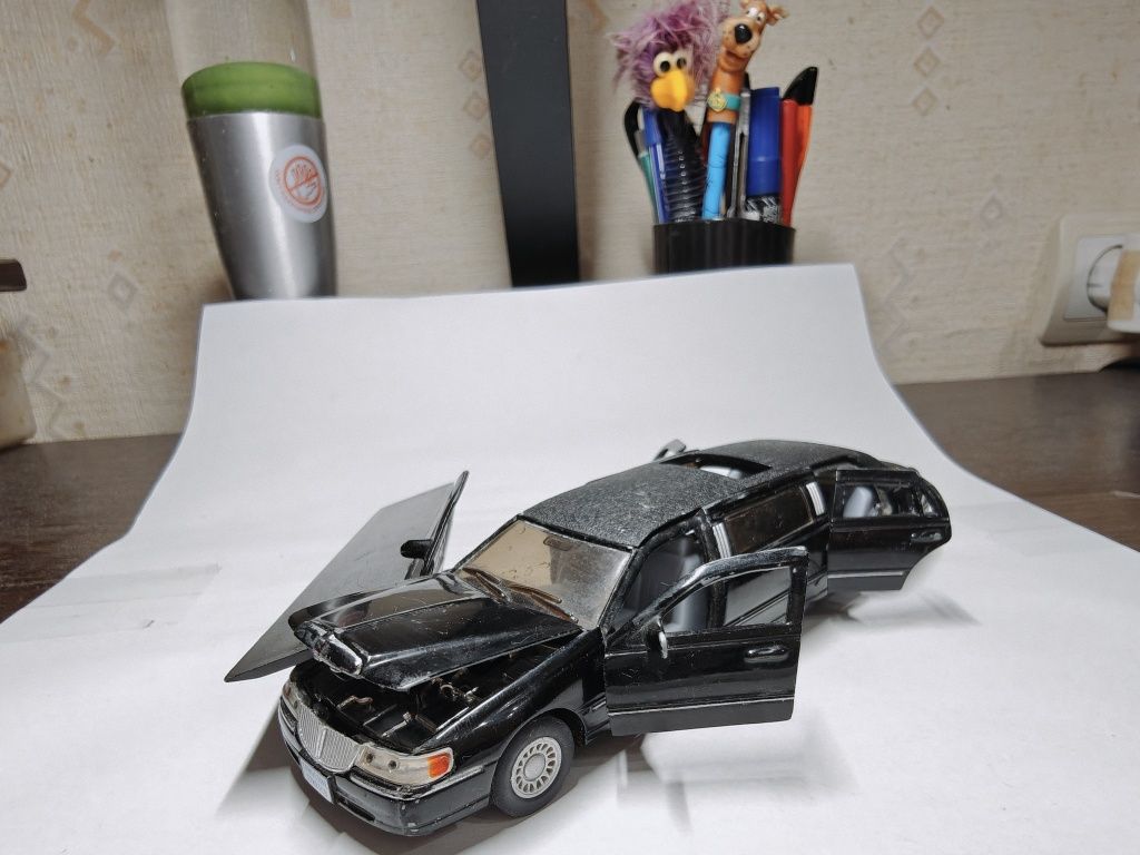 Машинка модель 1999 Lincoln Town Car Limousine kinsmart 1/38