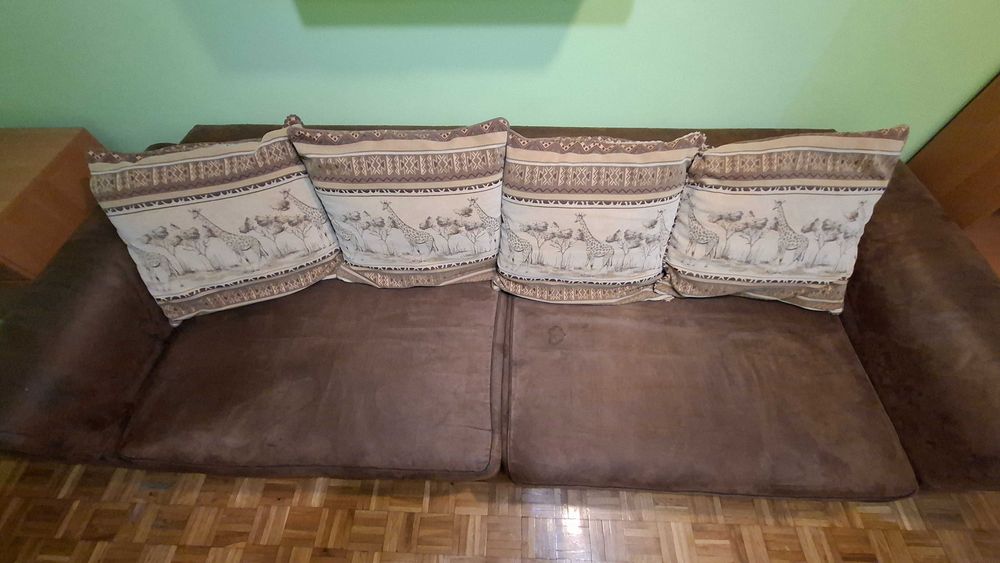 rozkładana sofa ze wzorzystymi poduszkami