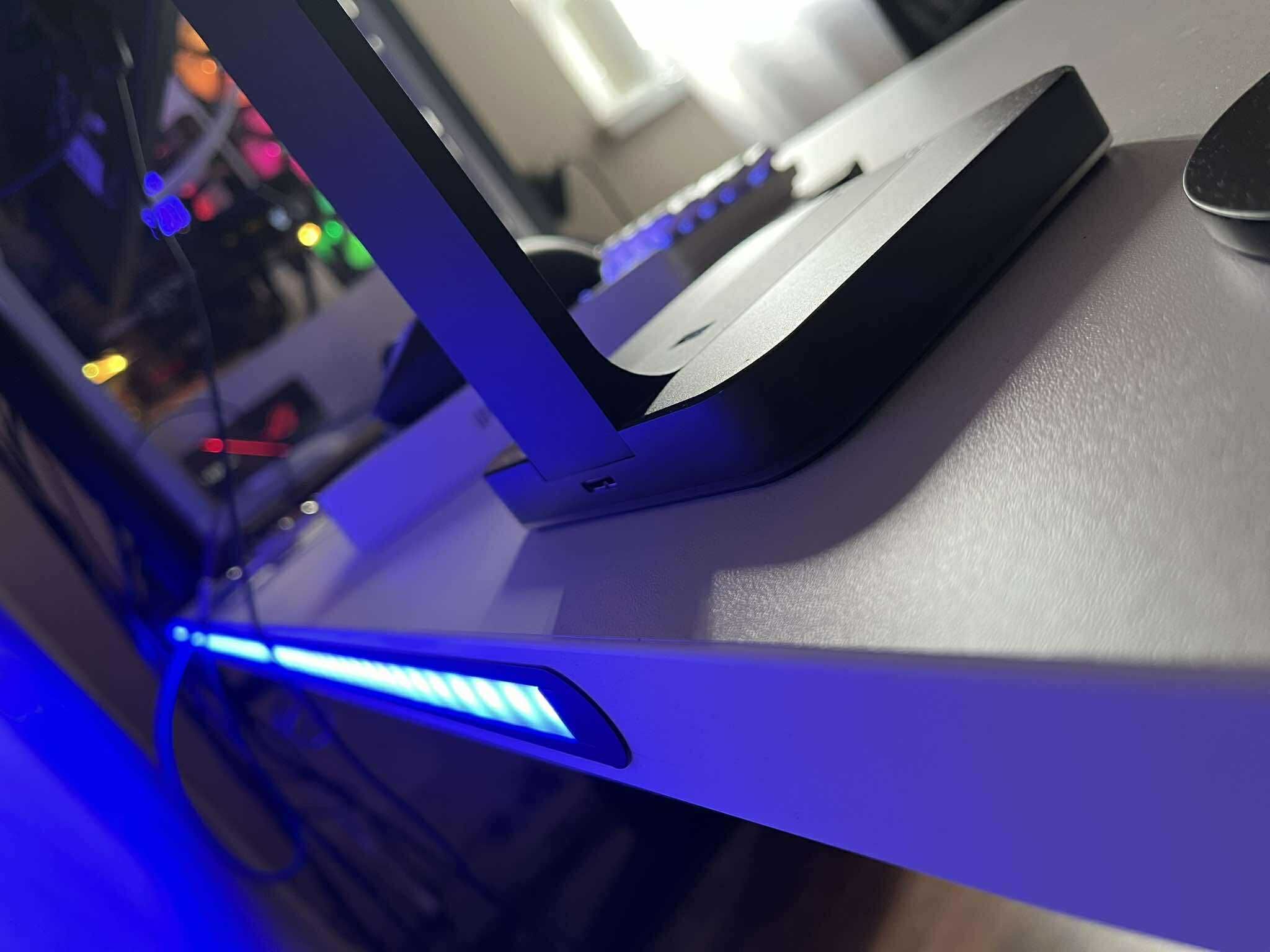 Biurko Fury C36 /BIAŁE + LED