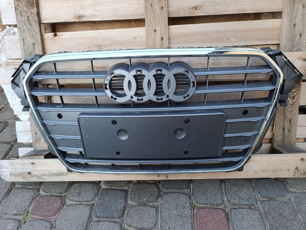 Решітка audi a4 b8
