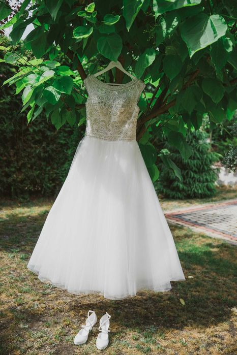 Piękna ozdobna suknia ślubna z gorsetem r. 38 + gratis