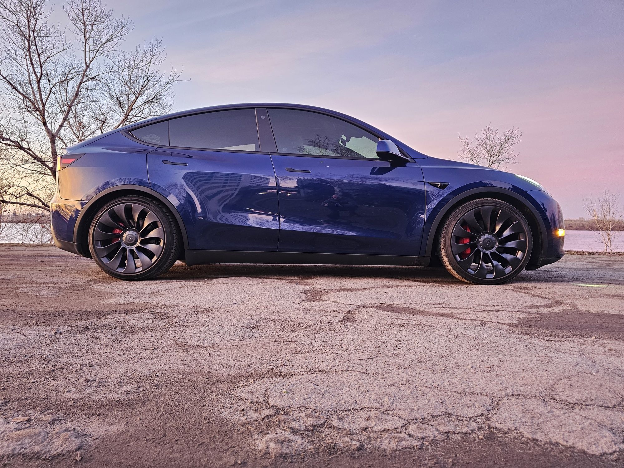 В родной краске Tesla Model Y Performance 2022 FSD, шумка, доводчики.