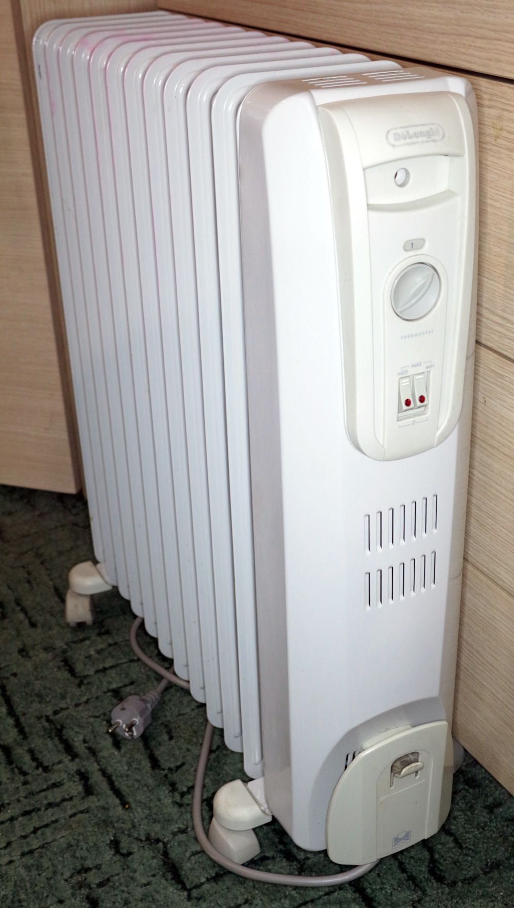 Масляный обогреватель Delonghi KH771225, 2000 Вт, 12 секций