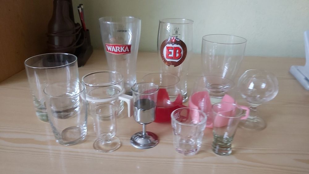 Szklanki ,kieliszki różne rodzaje.