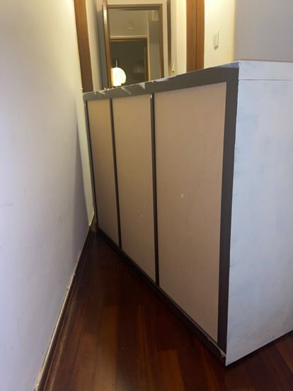 Cómoda branca com gavetas e portas