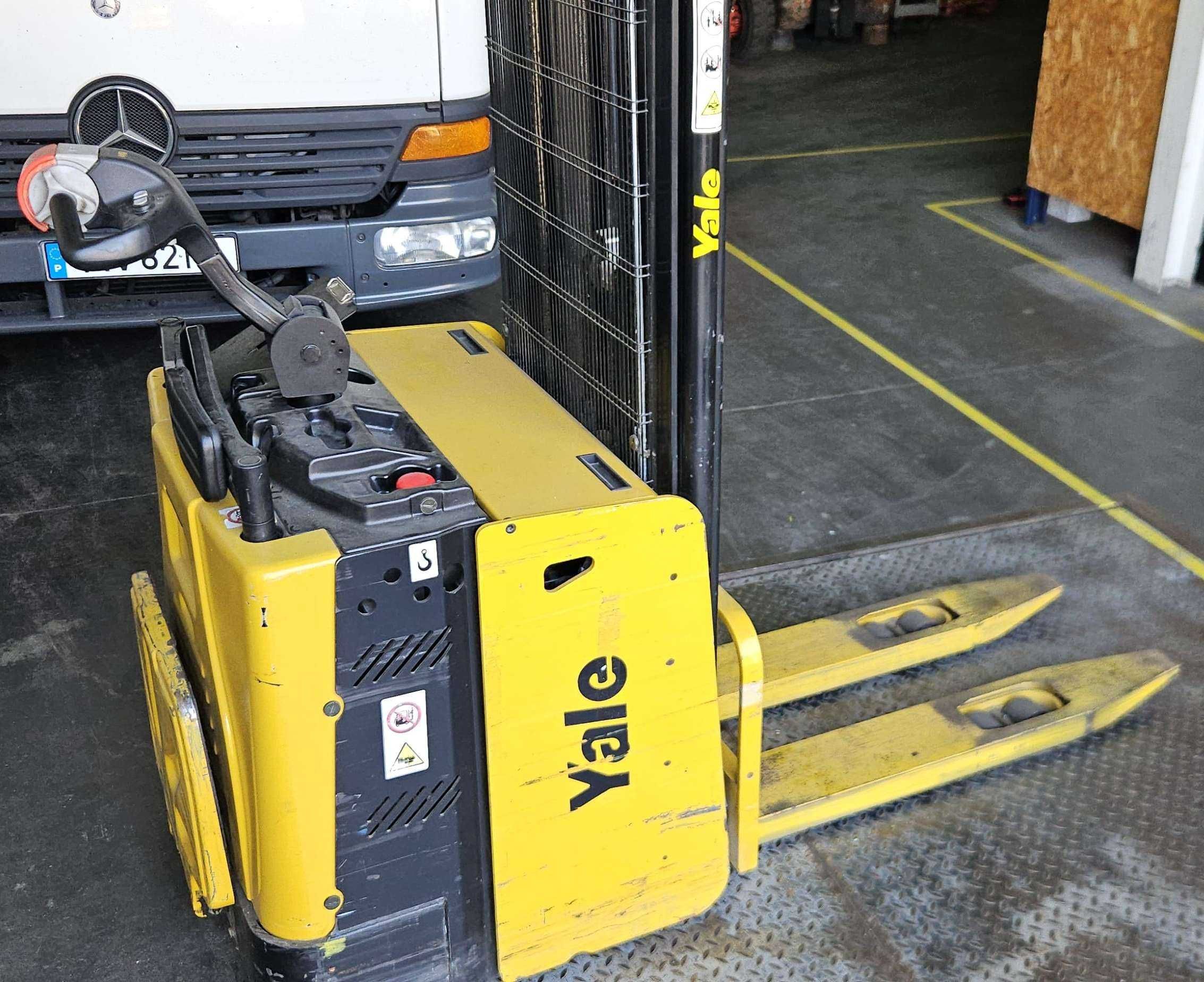 Stacker Yale MS15X triplex