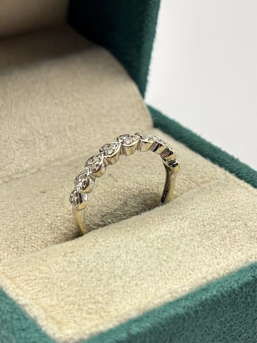 Złoty pierścionek z diamentami