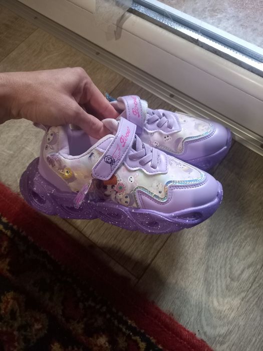 Продам детские кроссовки