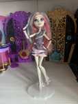 Monster High G1 Rochelle Goyle Ghouls Night Out lalka i stojak