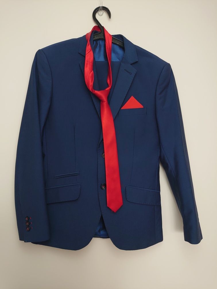 Granatowy elegancki garnitur męski lebelt suits