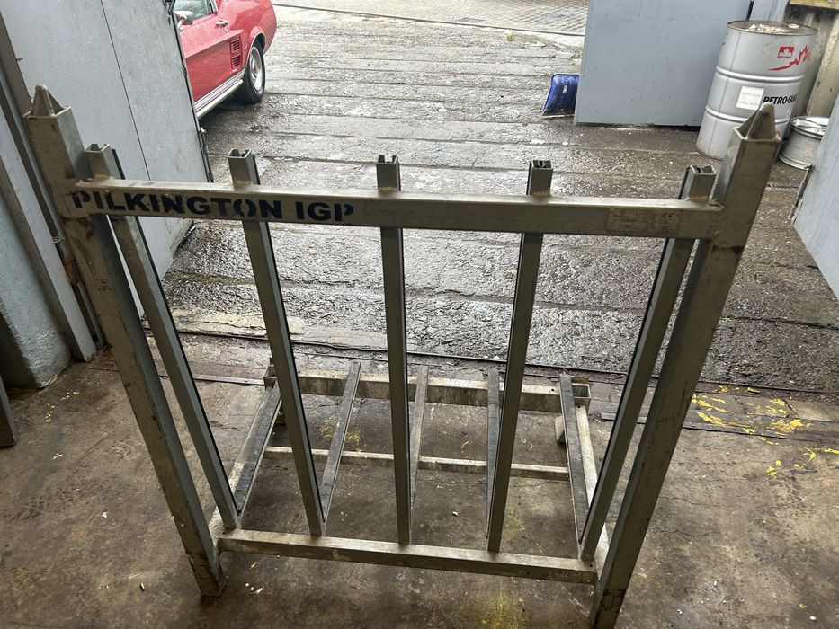 Stojak na szyby metalowy solidny Plikington