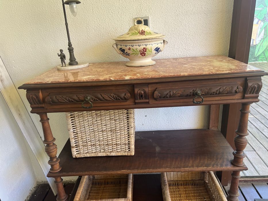 Aparador vintage de madeira com tampo mármore