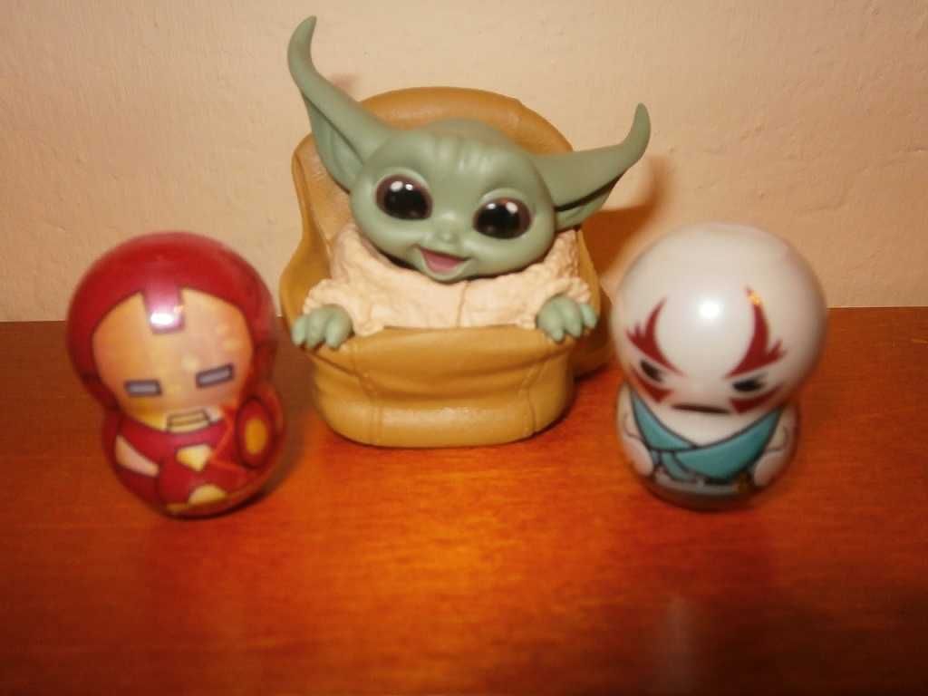 Mały Yoda i figurki Avengers