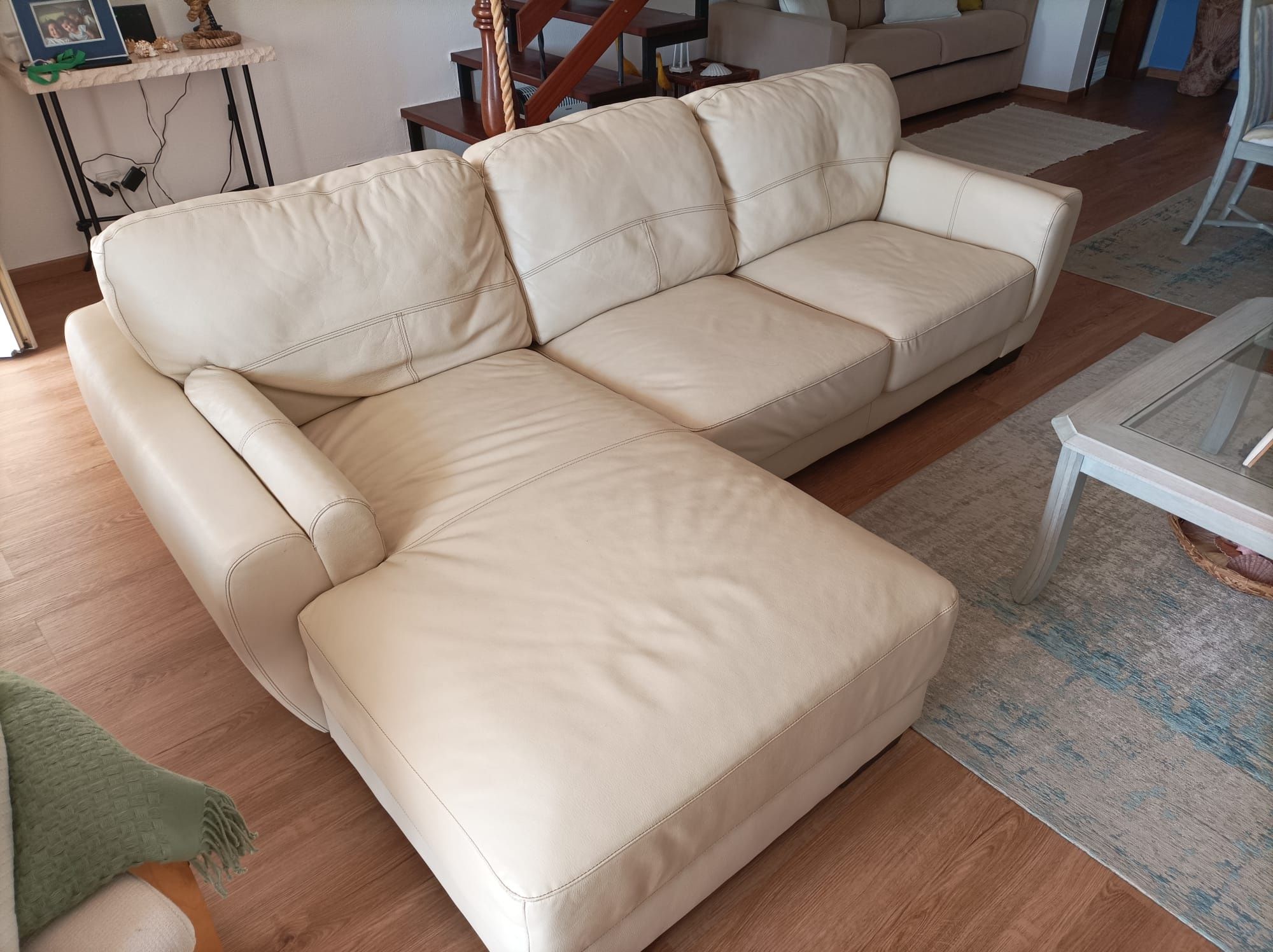 Sofá em pele sintética com chaise longue