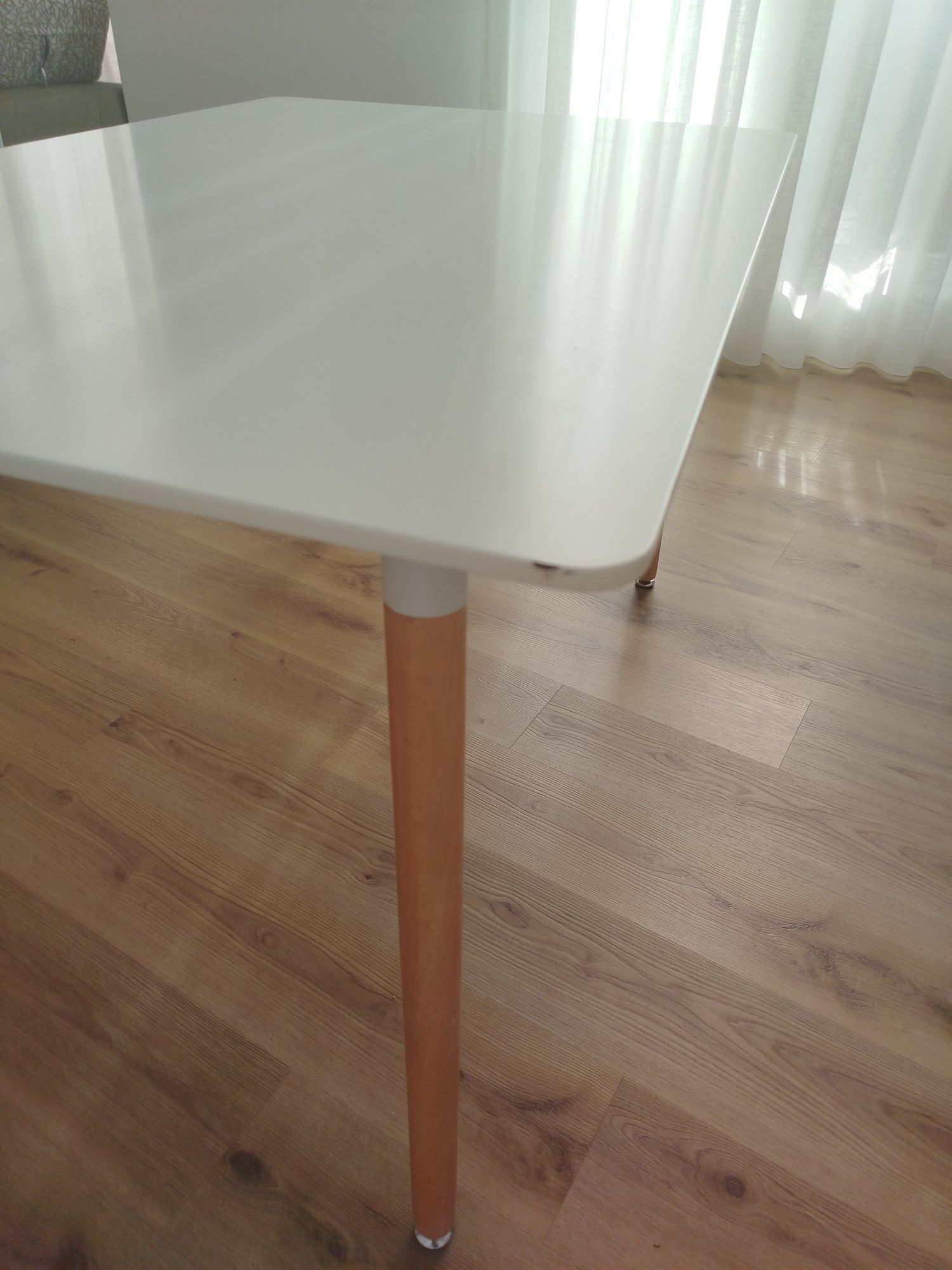 Mesa de jantar sem cadeiras