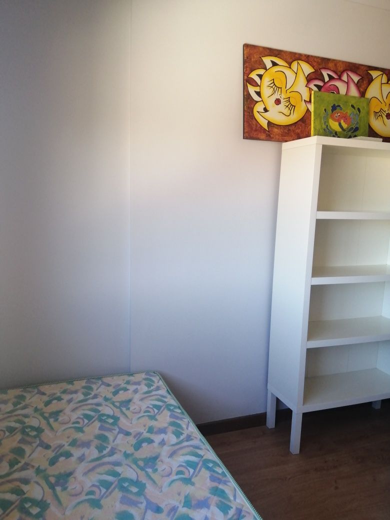 Alugo quarto a rapariga