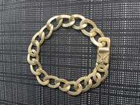 Pulseira feita de moeda antiga não preteia muito raro e maciço e resistente.