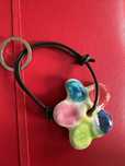Porta chaves com flor em ceramica
