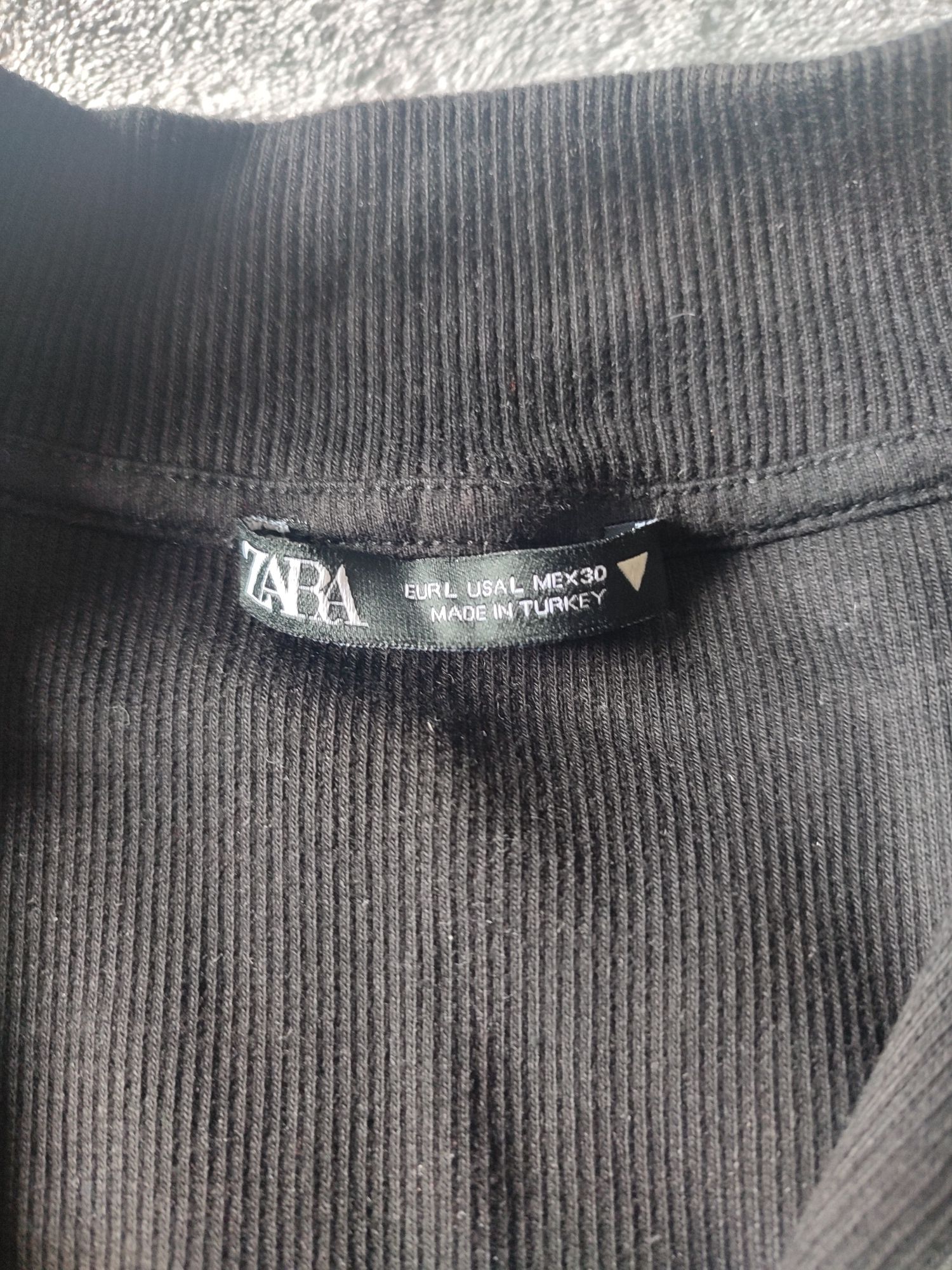 Top de fecho Zara; tamanho L