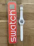 Stylowy zegarek SWATCH z widocznymi  mechanizmem