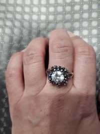 pierścionek srebrny jeżyk z cyrkonią