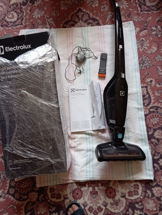 Продам аккумуляторный пылесос Electrolux