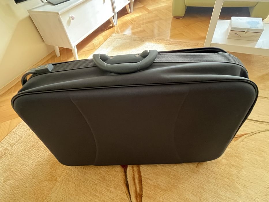 Duża walizka na dwôch kółkach