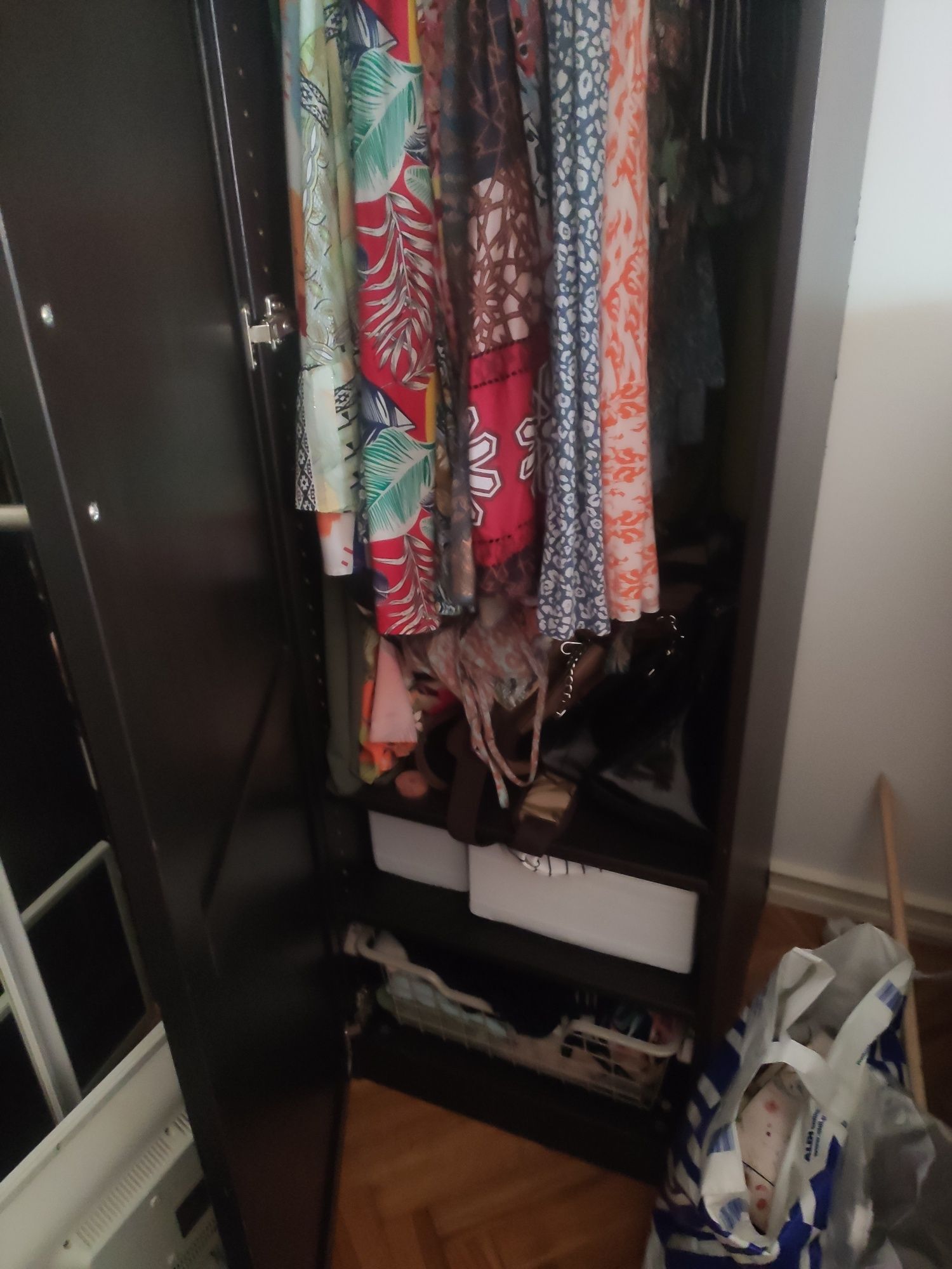Roupeiro IKEA com uma porta um  cesto e uma prateleira