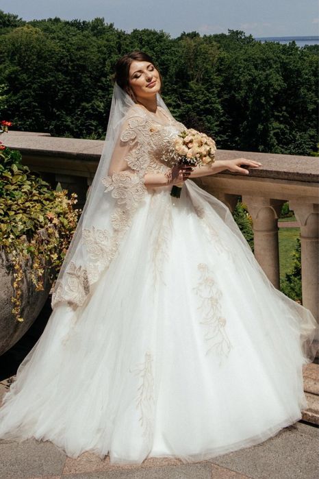 Весільна сукня з коротким рукавом пишна для вагітних