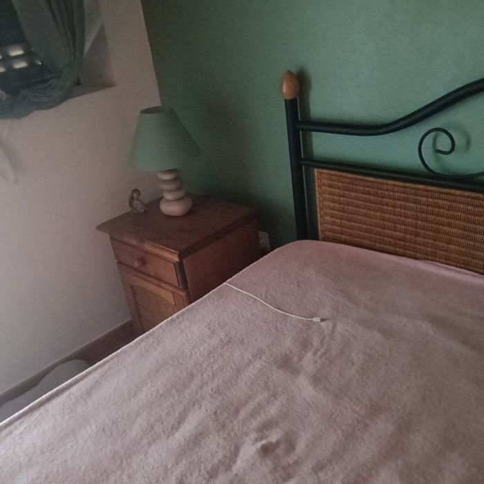 Cama de casal com colchão e mesas de cabeceira e comodas