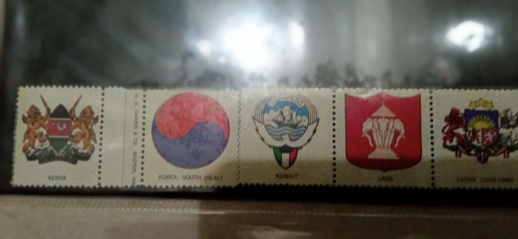 Colecção rara de 124 selos de 1965, bem estimada, com goma