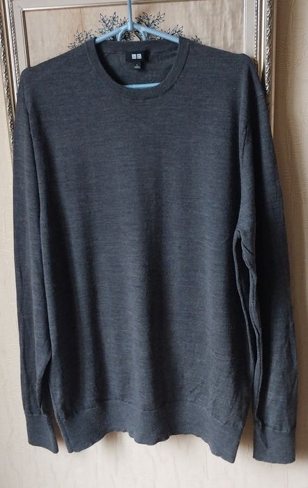 Свитер Uniqlo  100% шерсть,чёрный L сероголубой  M