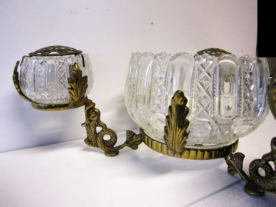 lindo antigo centro de mesa -floreira- em bronze com cristal prensado