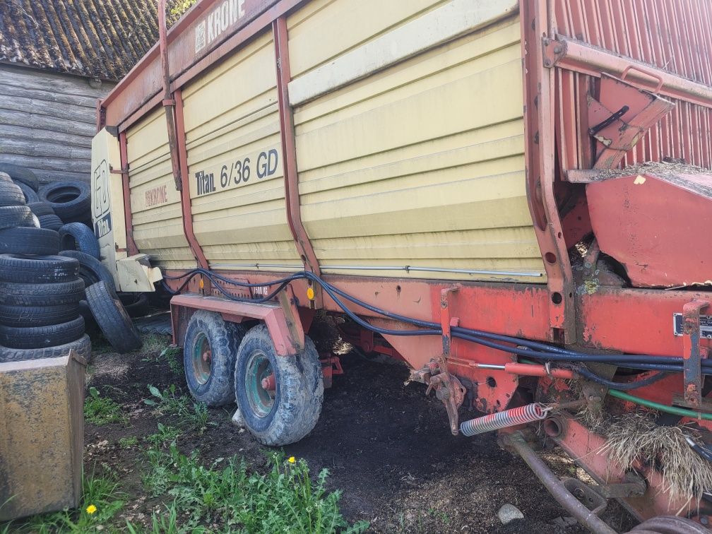 Przyczepy samozbierajace ,objętościowe.  Krone i deutz fahr