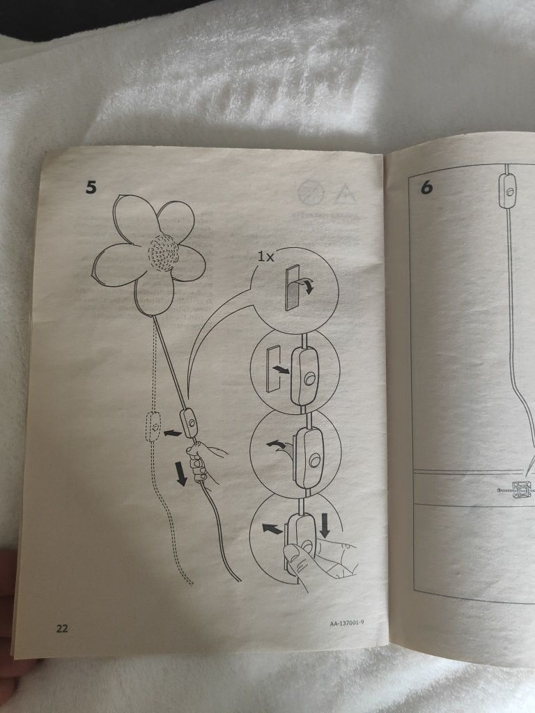 Candeeiro de parede em forma de flor e caixa com acessórios