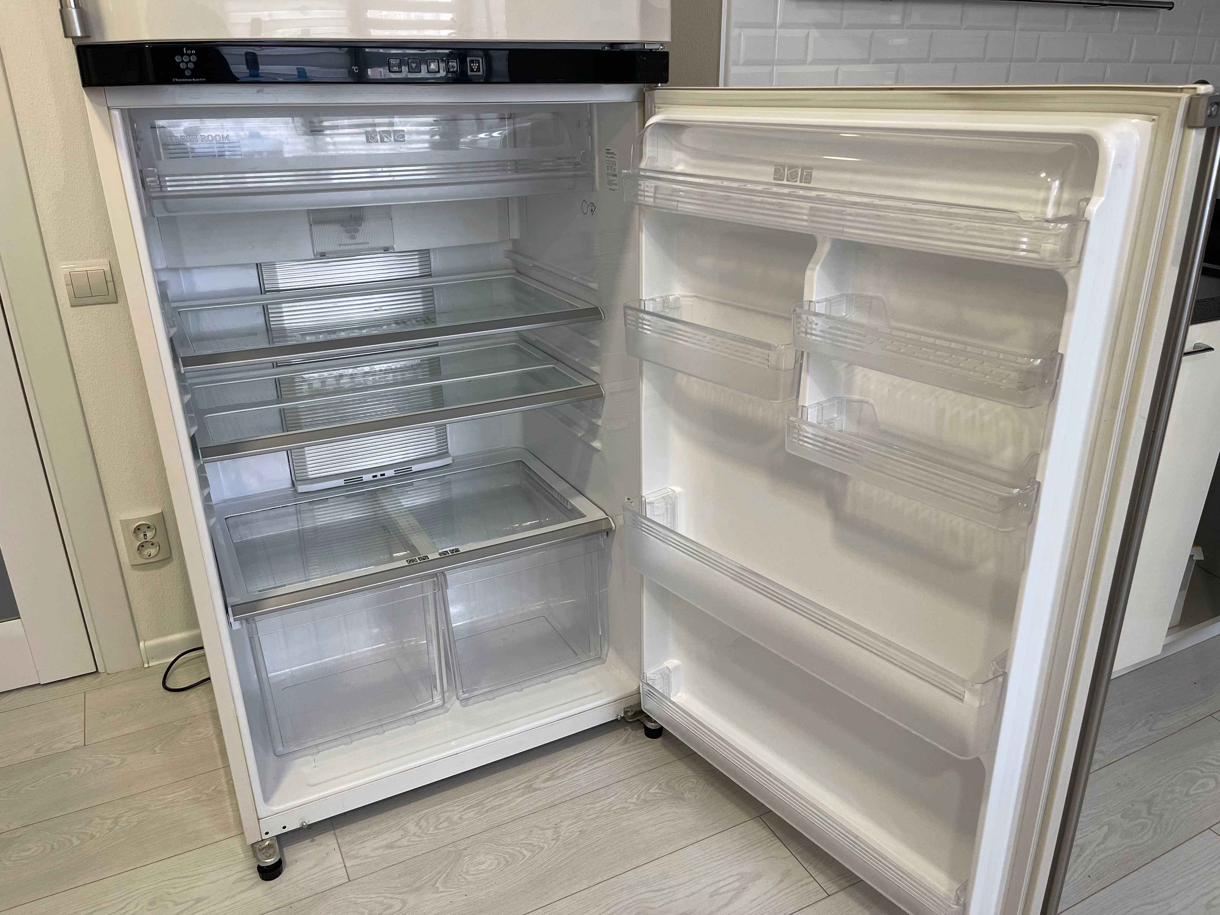 Холодильник на 555 літрів Sharp SJ-PT690R-B