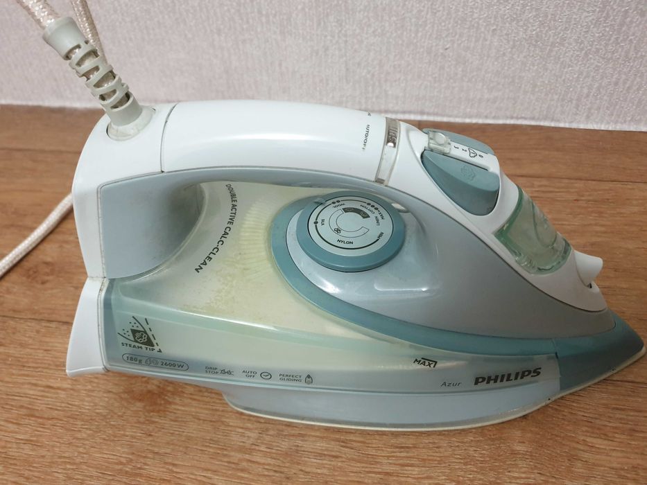 Philips Azur 2600W — якісна праска з паровим ударом 180г