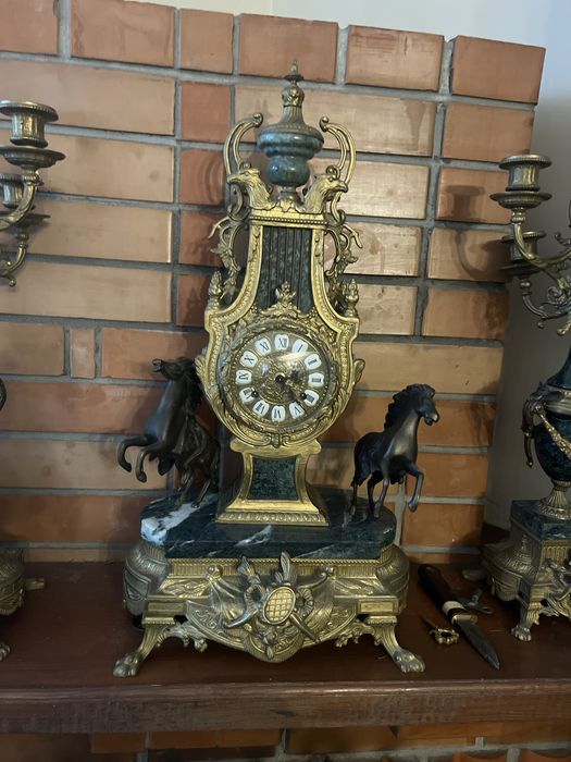 Камінний годинник з підсвічниками