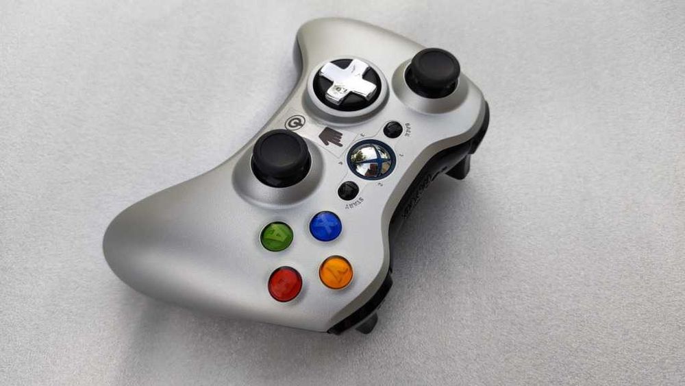 Pad Bezprzewodowy Xbox 360 Srebrny Obracany Krzyżak JAK NOWY Microsoft