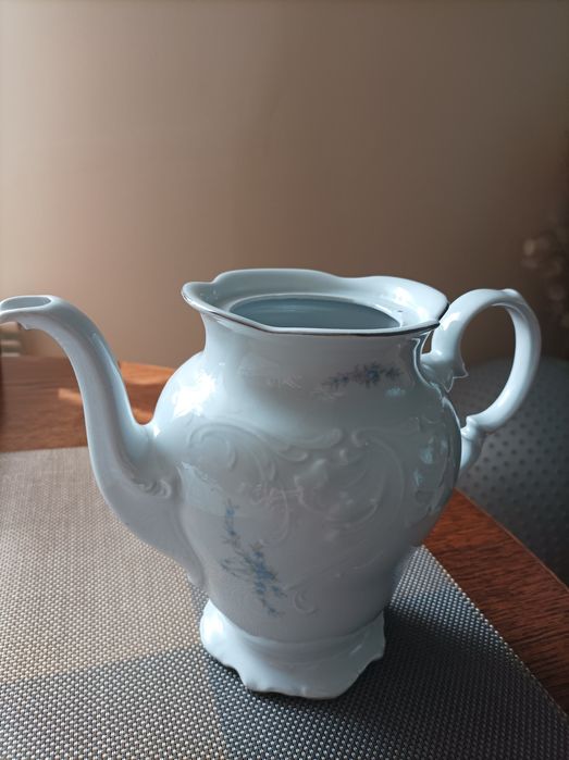 Dzbanek porcelanowy.