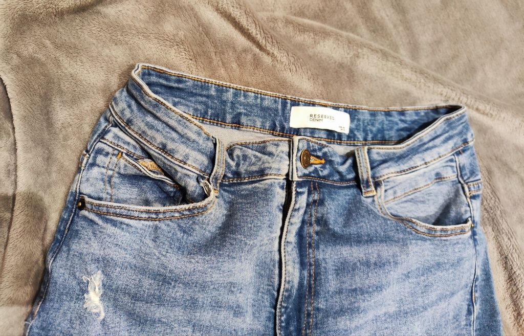 Reserved jeansy rurki, przetarcia rozmiar40