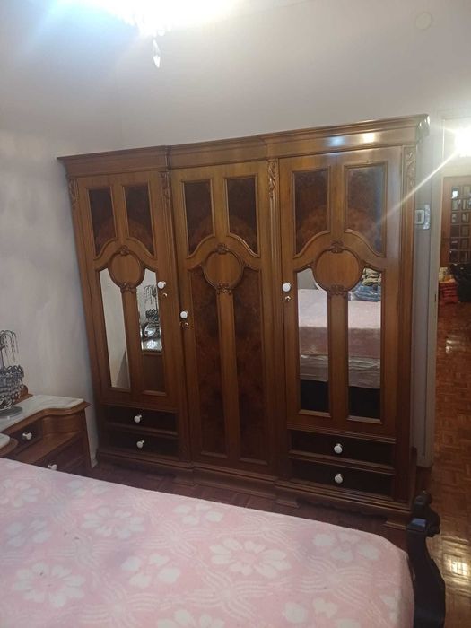 Móvel roupeiro quarto em madeira nogueira