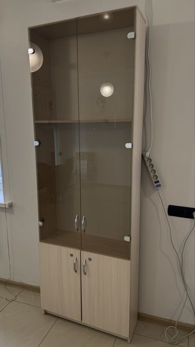 Скляна вітрина(шкаф)для салону краси,магазину