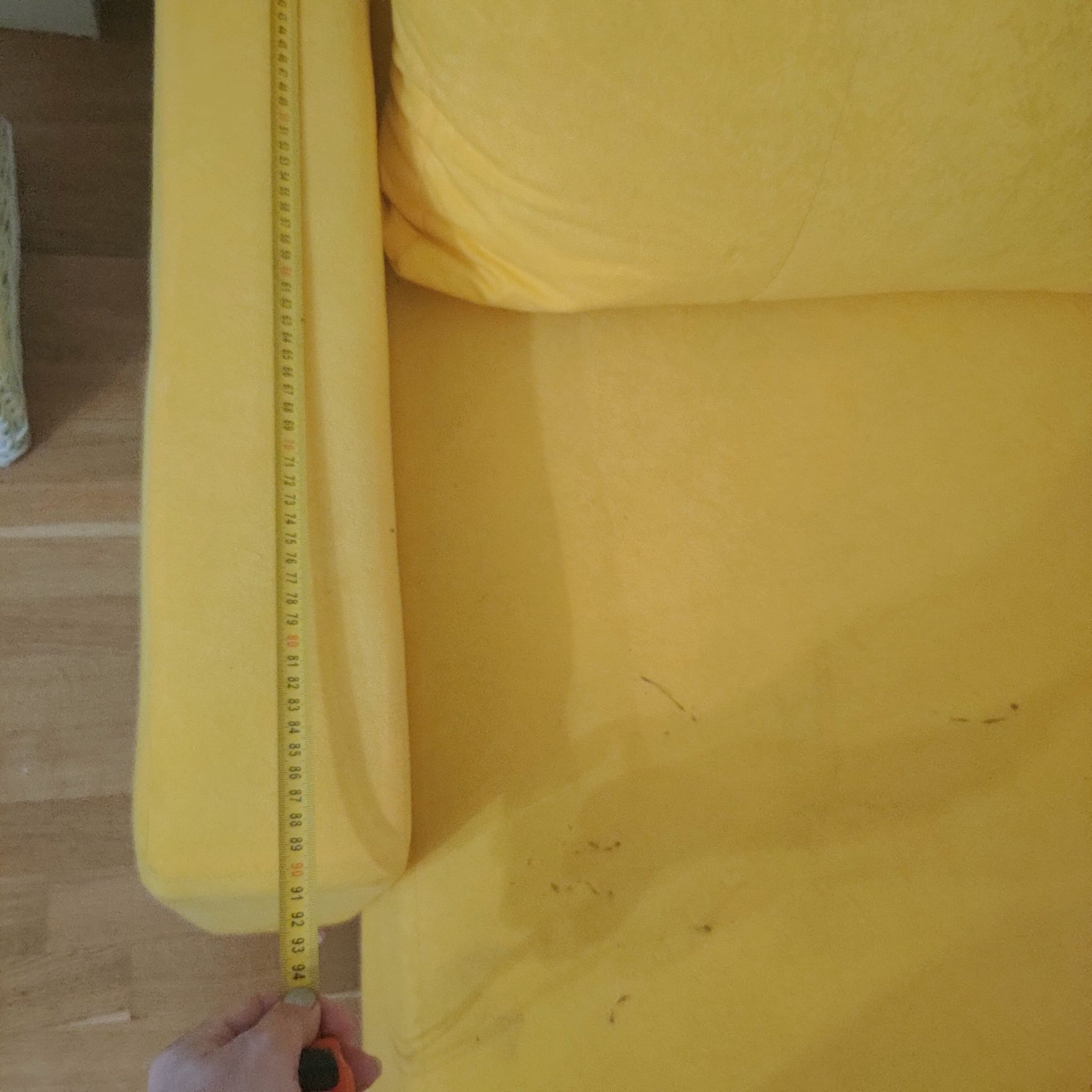 Żółty fotel, lezanka